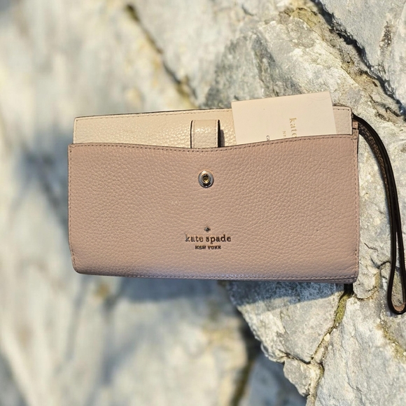 kate spade Handbags - Kate Spade New York Leila Medium Pebbled Leather Phone Wallet Wristlet